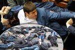 V kyjevském parlamentu se rozpoutala bitka kvůli dění na východní Ukrajině, kde speciální jednotky zatkly na 70 proruských separatistů