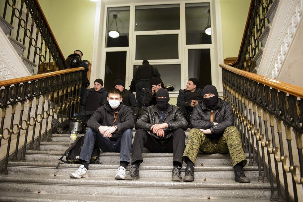 Jsou to Ukrajinci, nebo Rusové? Proruští demonstranti obsadili oblastní úřad v Doněcku