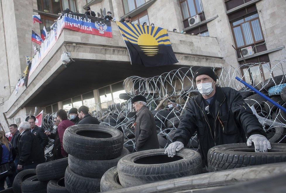 Proruští demonstranti pokračují ve stavění barikád kolem správního sídla v Doněcku