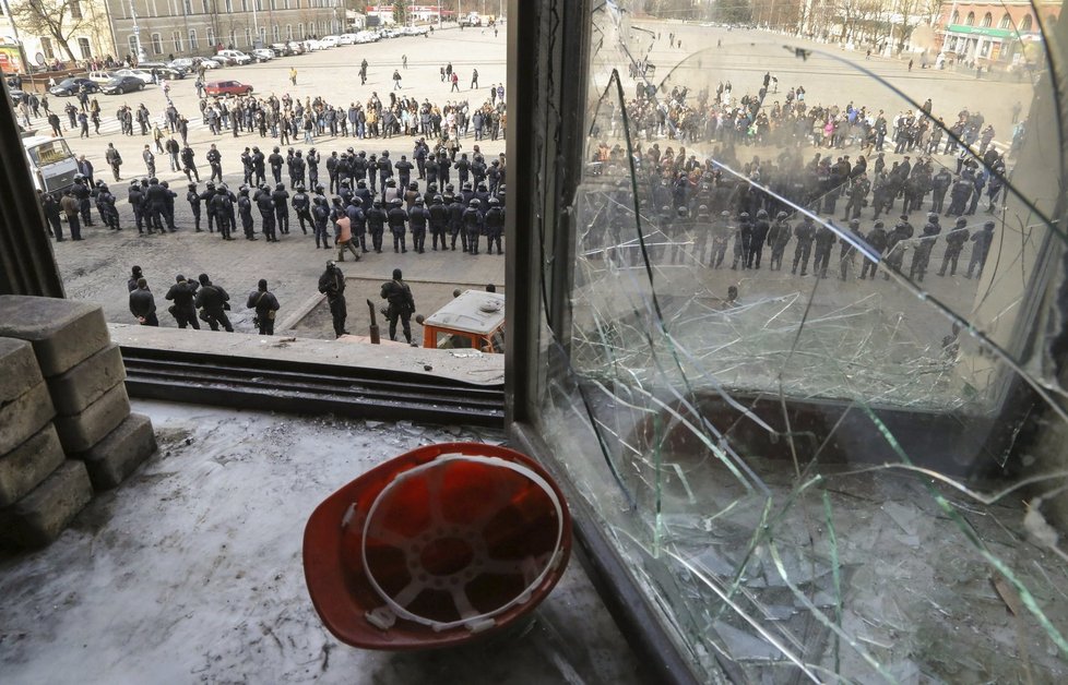 Ukrajinští policisté stojí před správní budovou ve východoukrajinském Charkově