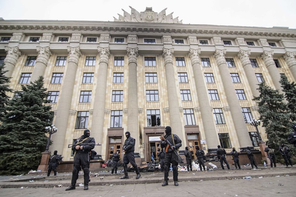 Ukrajinské speciální jednotky před administrativní budovou ve východoukrajinském Charkově