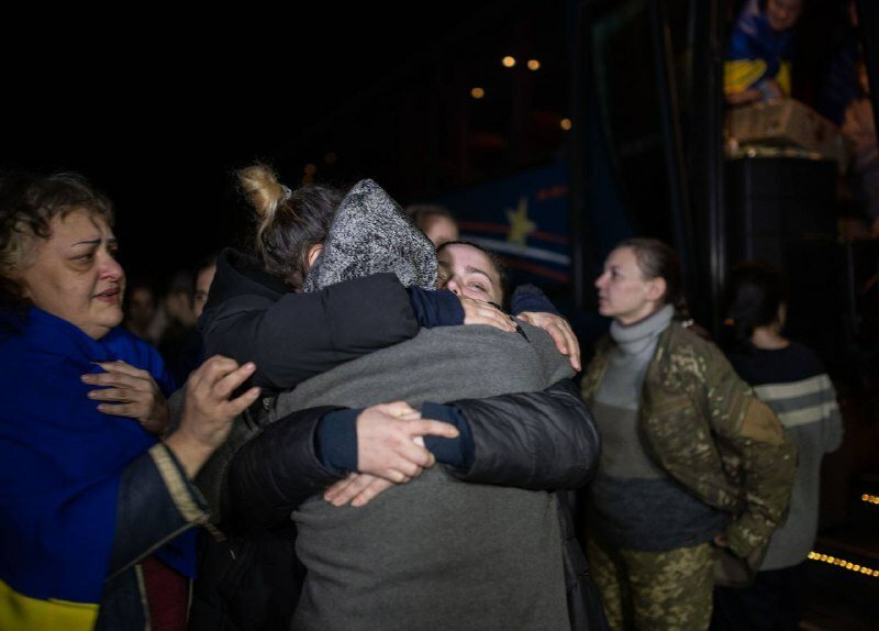 Vojačky i civilistky se vrátily z ruského zajetí (17. 10. 2022).
