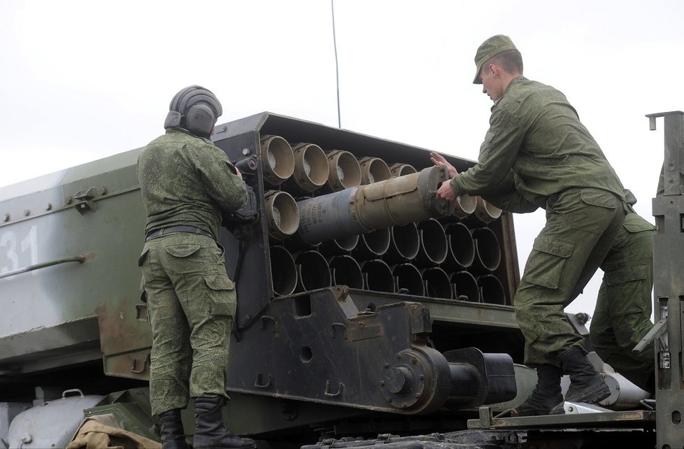 Nabíjení raket  TOS-1 Buratino.