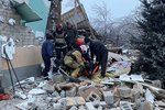 Hasiči pracují na likvidaci požáru po ruském raketovém útoku v ukrajinském městě Kryvyj Rih, pondělí 8. ledna 2024.