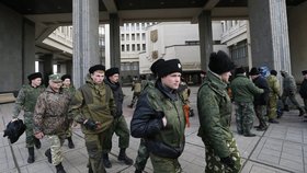 Proruští vojácí hlídkují u parlamentu v Simferopolu.