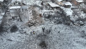 Následky požáru po ruském raketovém útoku v ukrajinském městě Kryvyj Rih, pondělí 8. ledna 2024.