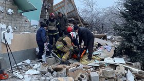 Hasiči pracují na likvidaci požáru po ruském raketovém útoku v ukrajinském městě Kryvyj Rih, pondělí 8. ledna 2024.