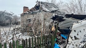 Následky požáru po ruském raketovém útoku v ukrajinském městě Kryvyj Rih, pondělí 8. ledna 2024.