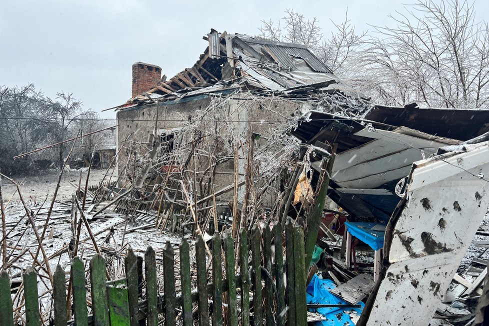 Následky požáru po ruském raketovém útoku v ukrajinském městě Kryvyj Rih, pondělí 8. ledna 2024