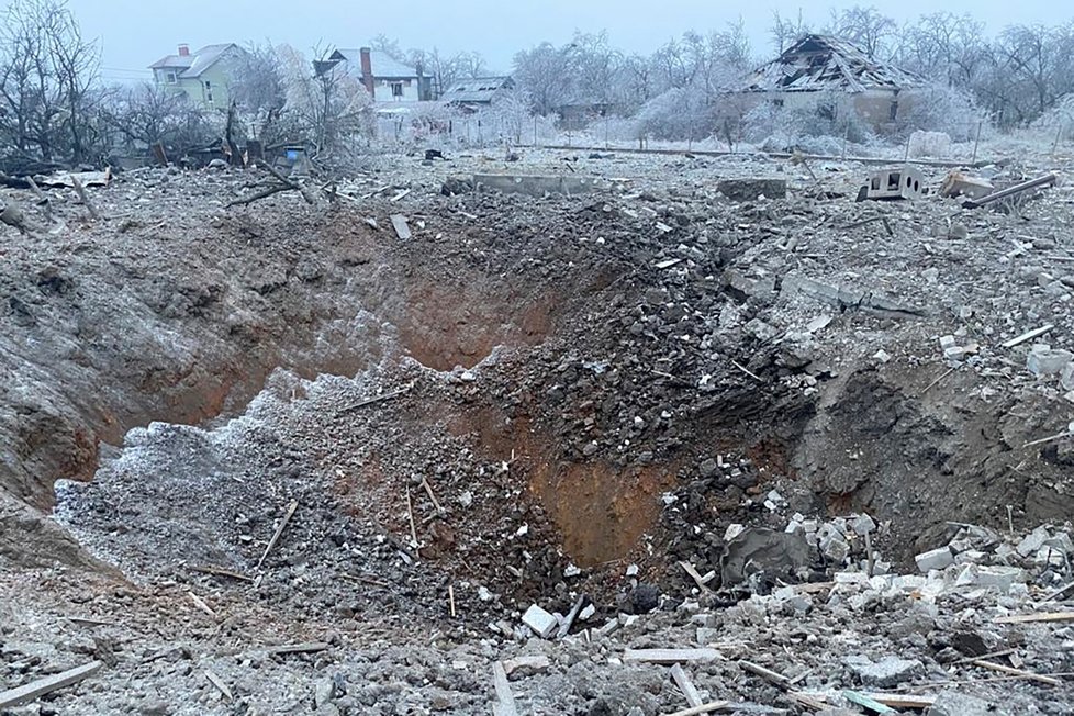 Následky požáru po ruském raketovém útoku v ukrajinském městě Kryvyj Rih, pondělí 8. ledna 2024