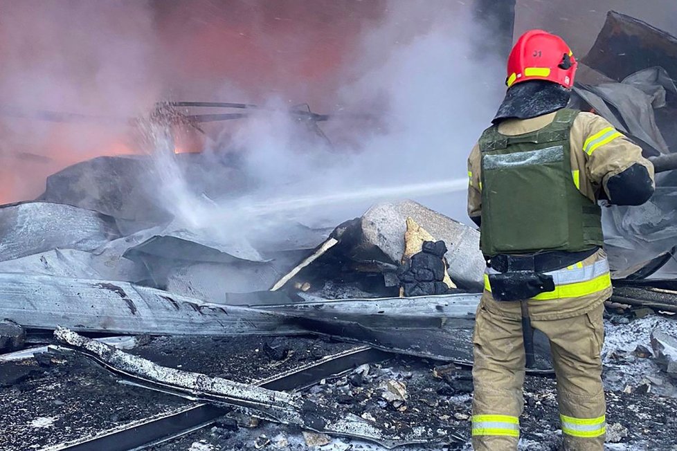 Hasič pracuje na likvidaci požáru po ruském raketovém útoku v ukrajinském městě Kryvyj Rih, pondělí 8. ledna 2024.