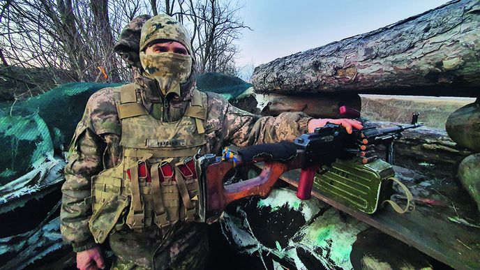 Ukrajinský bojovník s přezdívkou Širokij je na Rusy na frontě připraven