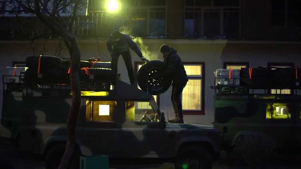 Paměť národa předělala terénní vozy na sanitky pro Ukrajinu