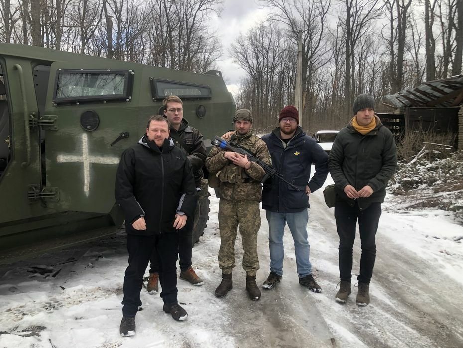 Paměť národa předělala terénní vozy na sanitky pro Ukrajinu