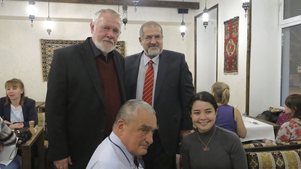 Karel Schwarzenberg s Jaromírem Štětinou a  vůdcem Krymských Tatarů Refatem Čubarovem