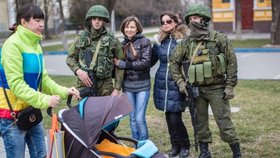 Žena evidentně hodně stála o foto s ruskými vojáky.