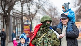 Ruské jednotky vítají celé rodiny.