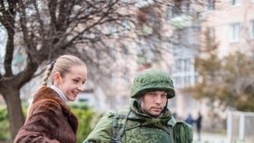 Sličná Ukrajinka se fotí s ruským vojákem.