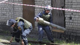 Muži z řad proruských separatistů (Doněcká lidová republika) odklízí při výcviku projektil