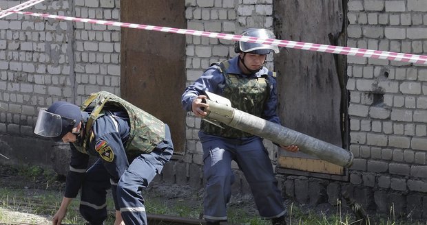 Muži z řad proruských separatistů (Doněcká lidová republika) odklízí při výcviku projektil