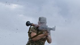 Ukrajinský terorista střílí z RPG!
