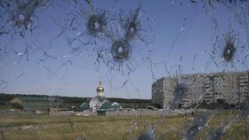 Rozstřílené sklo na východní Ukrajině po těžkých bojích mezi teroristy a armádou. 