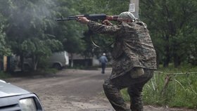 Separatista střílí na vojáky Ukrajinské armády. 