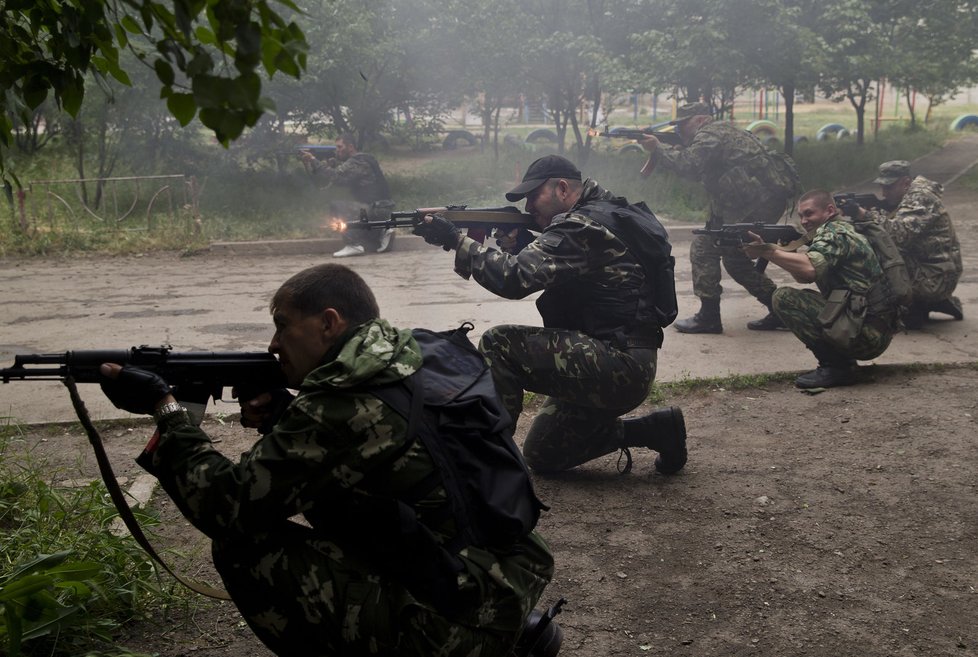 Separatisté útočí na celé východní Ukrajině. Ztráty narůstají také mezi civilnm obyvatelstvem.