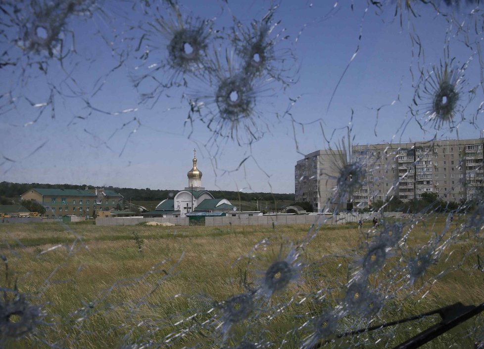 Rozstřílené sklo na východní Ukrajině po těžkých bojích mezi teroristy a armádou.