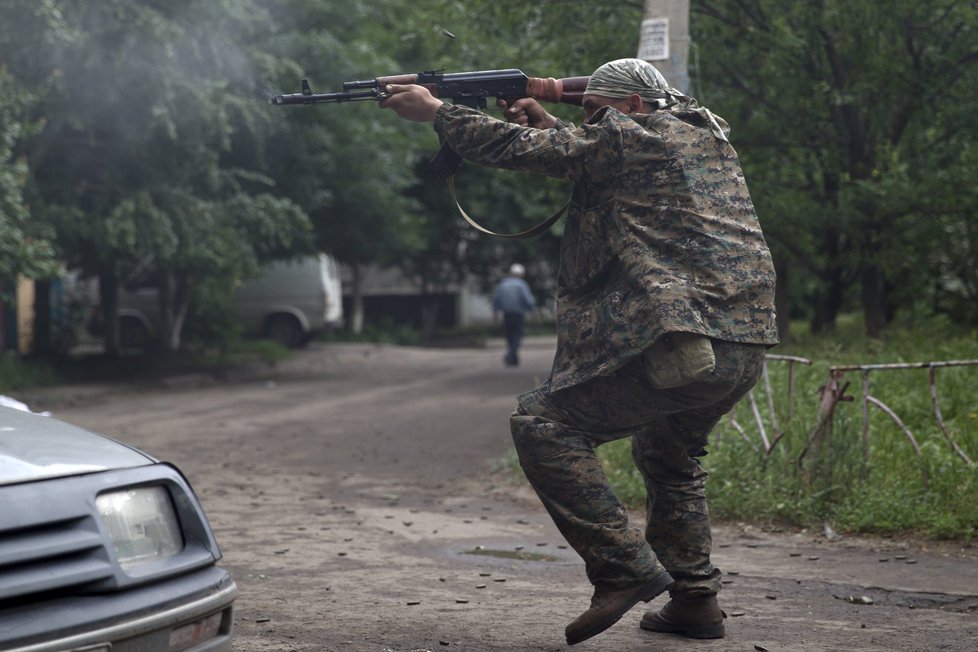 Separatista střílí na vojáky Ukrajinské armády.