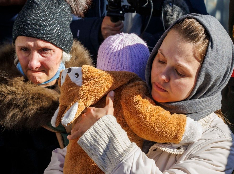 Slzy za kapitána Sidorova. Vdova Natalia oplakala svého manžela.