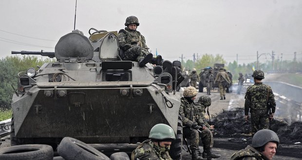Ukrajinská armáda při postupu: Vojáci se vydali směrem ke Slavjansku, který obsadili proruští separatisté