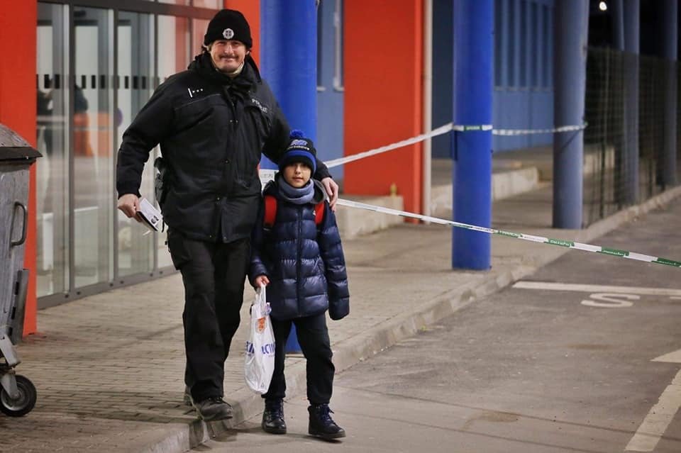 11letý chlapec, který dorazil na slovenskou hranici z Ukrajiny úplně sám. Na fotografii s českým policistou (5.3.2022)