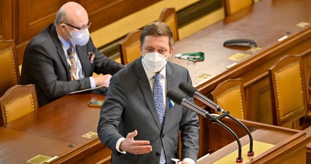 Přehledně: Poslanci schválili „lex Ukrajina“. Rakušan zmínil fronty kvůli uprchlíkům