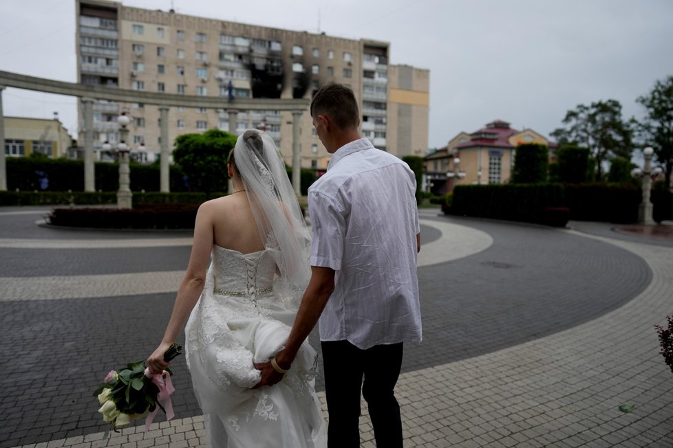 Páry na Ukrajině rychle uzavírají sňatky (26. 6. 2022).
