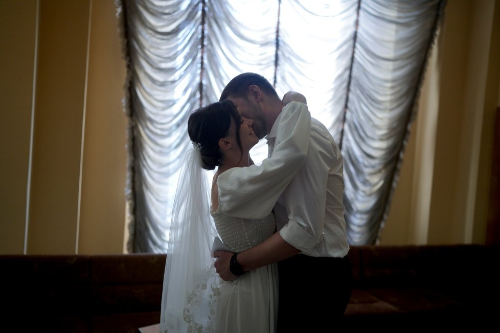 Páry na Ukrajině rychle uzavírají sňatky (26. 6. 2022)