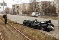 Šokující video z Ukrajiny: Obrněné vozidlo rozmačkalo auto s civilistou! Místní řidiče vytáhli živého