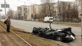 Šokující scéna z Ukrajiny! Muže v autě přejel tank, zachránili ho místní lidé.