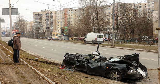 Šokující video z Ukrajiny: Obrněné vozidlo rozmačkalo auto s civilistou! Místní řidiče vytáhli živého