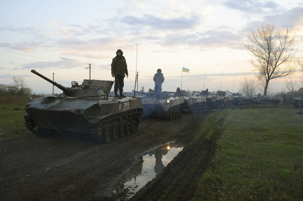 Konvoj ukrajinských tanků se dal v úterý ráno do pohybu. Zamířil na východ Ukrajiny