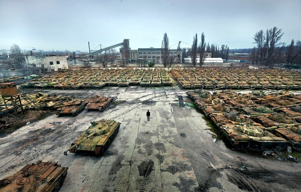 Jen 32 kilometrů od hranic s Ruskem leží u ukrajinského Charkova vrakoviště tanků.