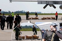 Těla obětí letu MH17 překládají do letadla: Ve vlacích bylo jen 200 těl!