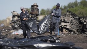 Záchranáři odklízí těla zříceného letu MH17