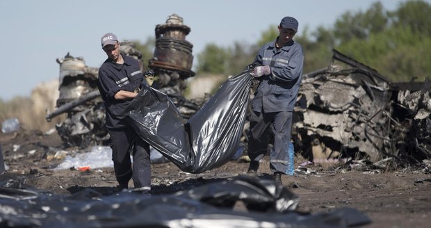 Záchranáři odklízí těla zříceného letu MH17
