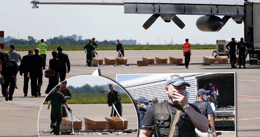 Záchranné týmy překládají těla do rakví a připravují je na let z Charkova do Eindhovenu