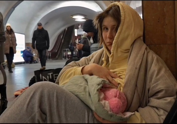 Máma Tetjana Bliznjaková kojila dcerku v metru v Kyjevě.