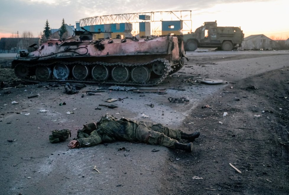 Ukrajinští vojáci u zlikvidovaných (údajně) ruských transportérů u Charkova.