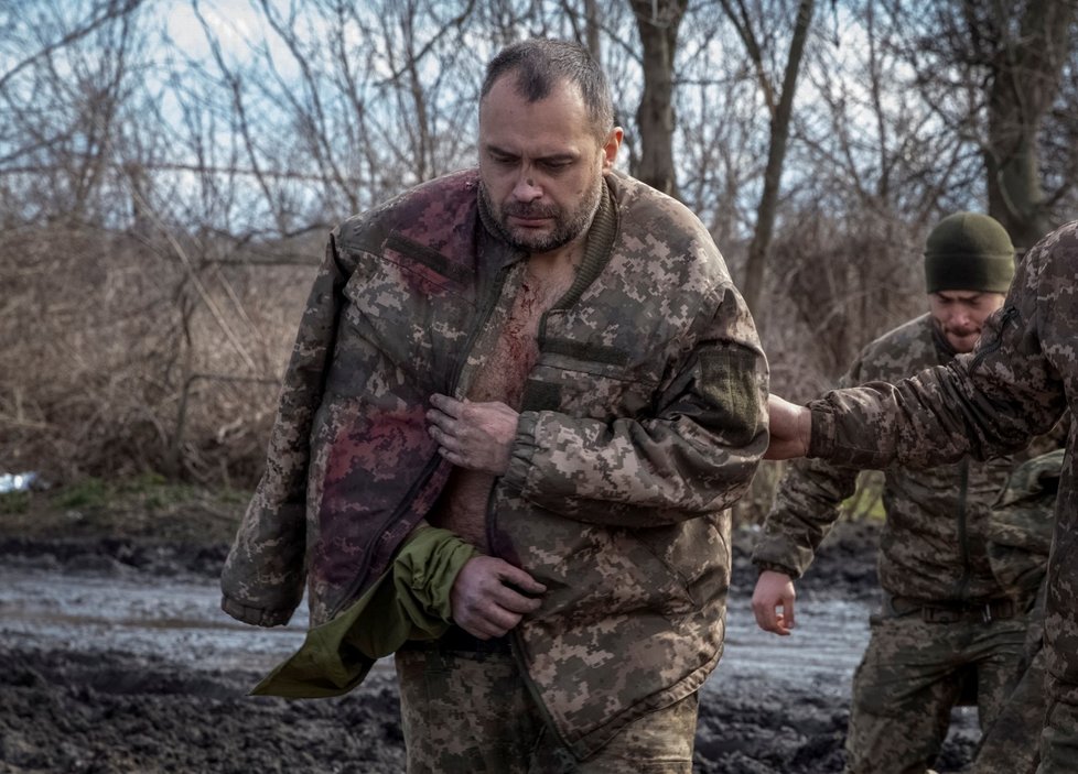 Raněný ukrajinský voják v péči armádních zdravotníků (12. 3. 2023).