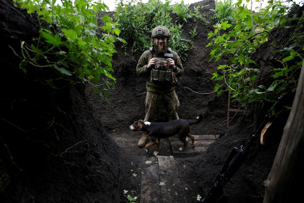Ukrajinský voják v zákopu v Doněcké oblasti (1. 6. 2023).