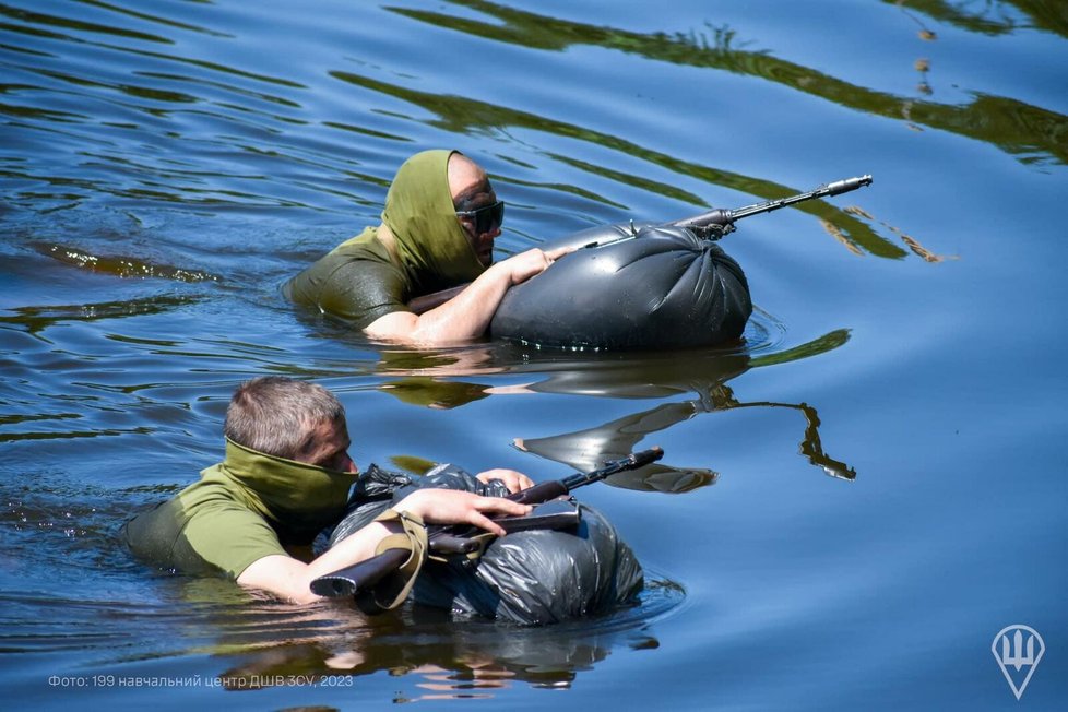 Ukrajinští paragáni při výcviku brodění a plavání.